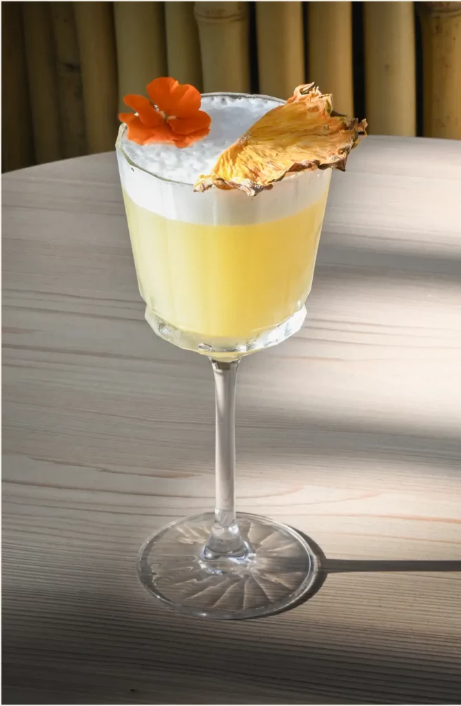 Cocktail exotique du Paseo à La Grande Motte, idéal pour une soirée entre amis, un anniversaire ou un EVJF en bord de mer