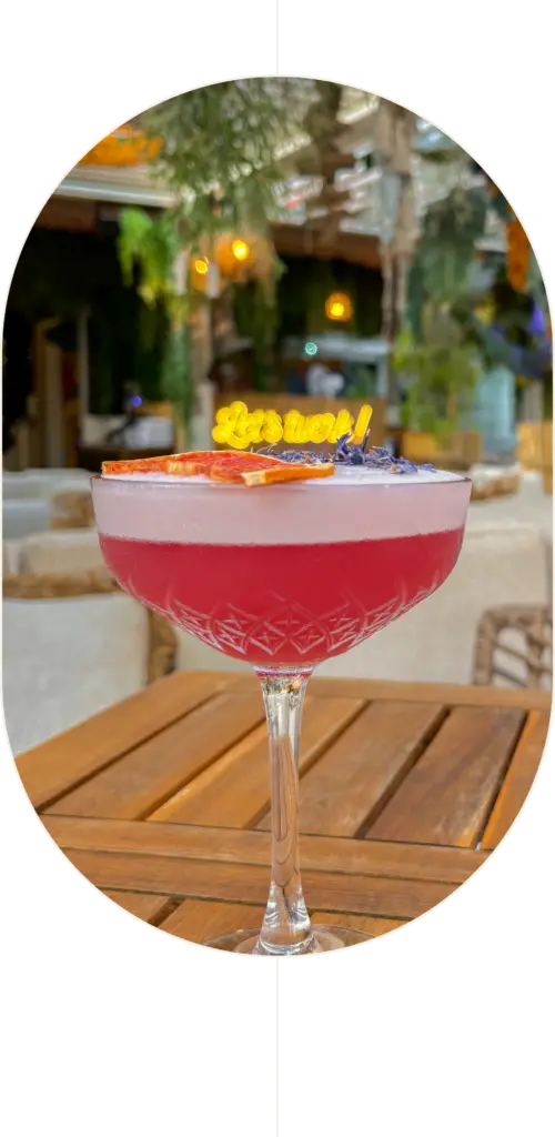 Cocktail signature servi en terrasse au Paseo à La Grande Motte, parfait pour vos soirées festives, EVJF et afterworks en bord de mer