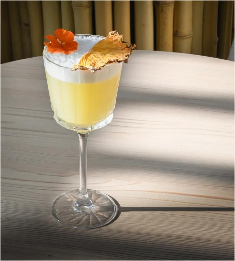 Création cocktail au Paseo à La Grande Motte, bar de mixologie avec tapas maison et ambiance festive au bord de la plage