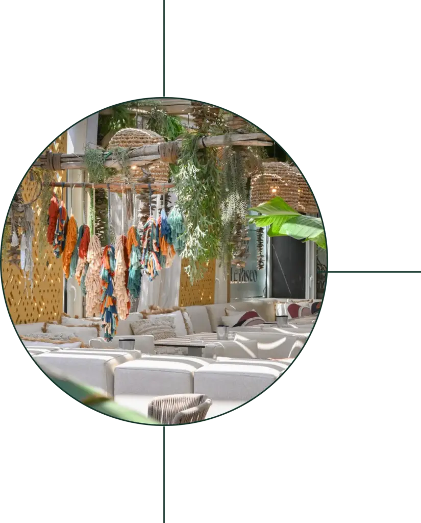 Espace lounge coloré et privatisable du Paseo Cocktail Club à La Grande Motte pour groupes, EVJF ou soirées entre amis